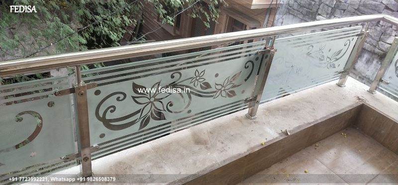 Classic Stairs Grill Design With Glass Maisonette Staircase Design Home Railing Design Simple