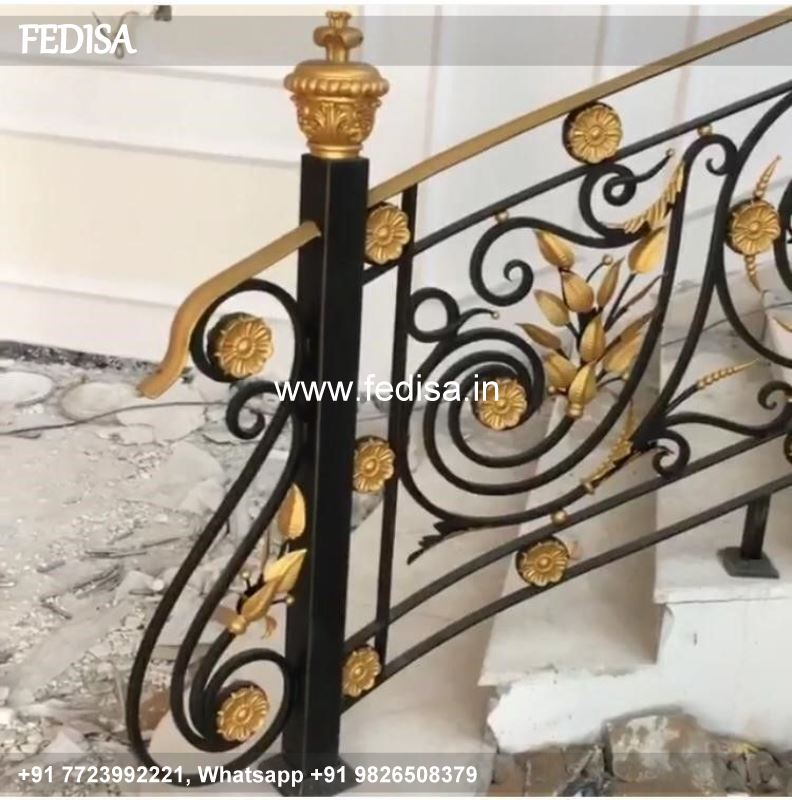 Classic Stairs Design Outside Home Wooden Steel Pillar Design Round Stairs Grill Design